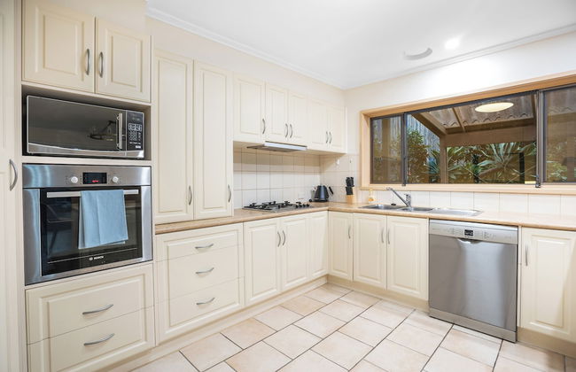 Stylish Retreat at Wheelers Hill 5BRM - Foto 16