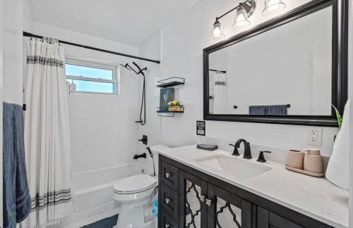 Walk to Beach Indoor-Outdoor Living w Pool - Photo 26