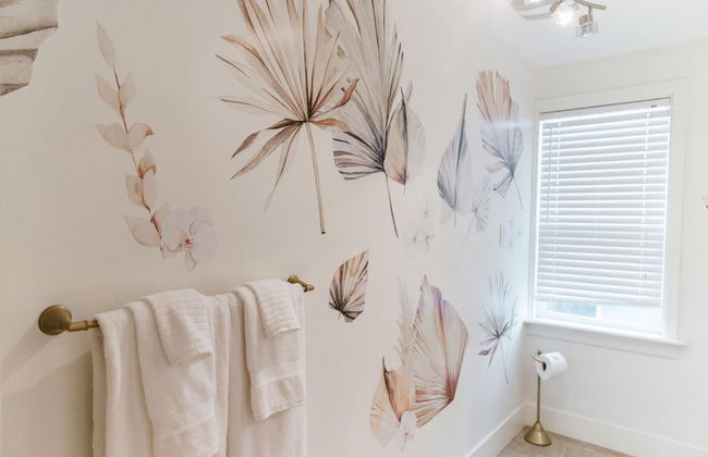 Gorgeous Bungalow With a Backyard Deck - Photo 65