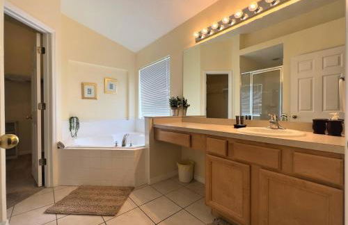 Restful 4BR 3BA with BBQ, Heated Pool & SPA - Foto 14