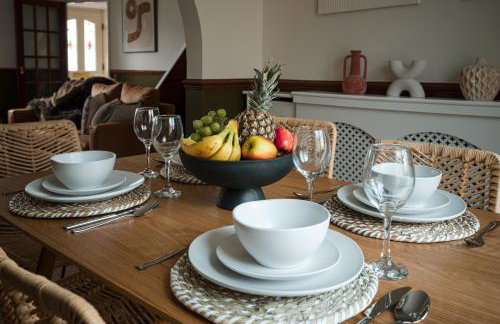 Sleeps 8-10 Cotswold Home with Hot Tub & Parking - Foto 15