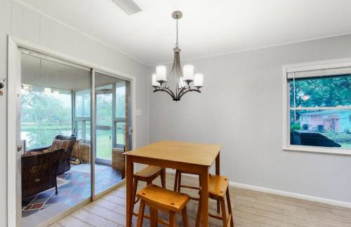 Wonderful Lakefront Home with Yard, Water Views, Central AC, WiFi, Private W/D - Foto 11