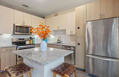 Studio with Patio, Pool, Gym, Parking & Queen Bed - Foto 3