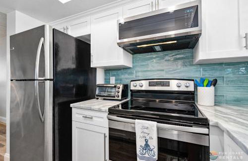 Ocean View Balcony just STEPS to the Beach with Pool, Parking and Wi-Fi! - Foto 13