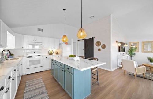 Stylish Home with game room, deck, and canal access - Foto 10