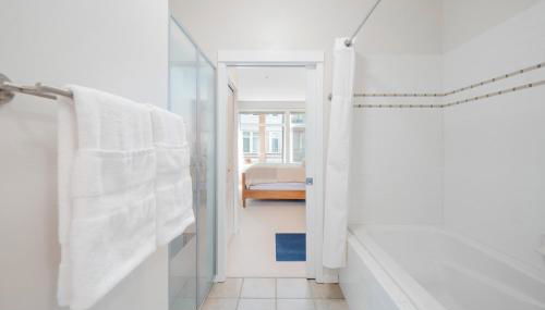 Waterfront Spacious 1BR, Den Walk to Pike Place - Photo 4