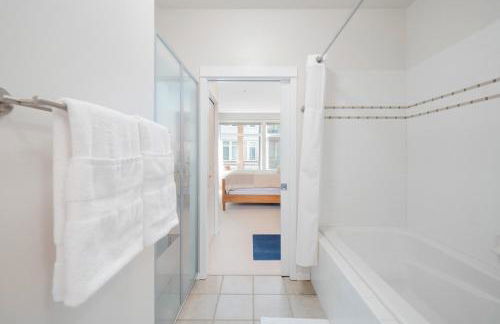 Waterfront Spacious 1BR, Den Walk to Pike Place - Photo 4