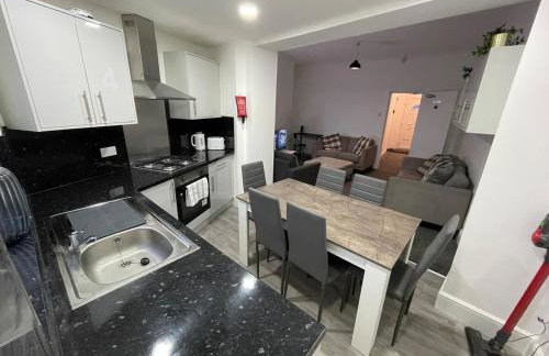 Modern Five Bed Long Stays and Contractors Welcome - Foto 16