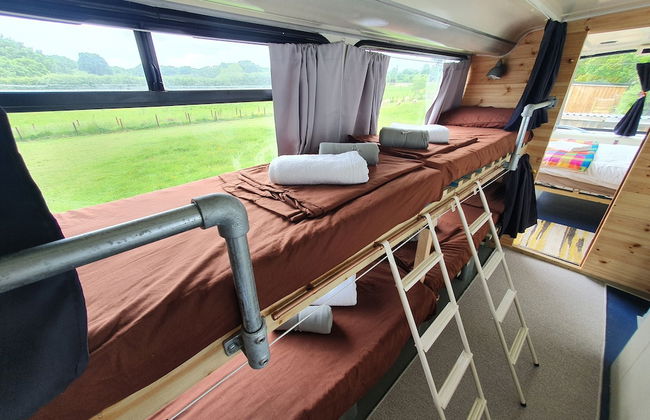 Double Decker Bus on an Alpaca Farm Sleeps 8 - Foto 5