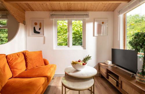 Copperbeech Hut - Romantic Hideaway with a Private Hot Tub - Photo 4