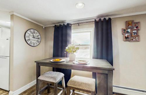 Close to Lake George! Couples Retreat with Pool - Foto 6