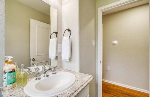 Spacious Yard Pet-Friendly Home in San Antonio! - Foto 15