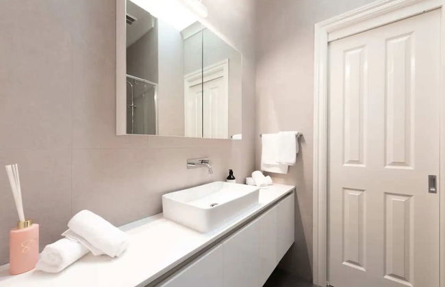 Renovated 3 Bedroom Family Home in Richmond With Parking - Foto 8