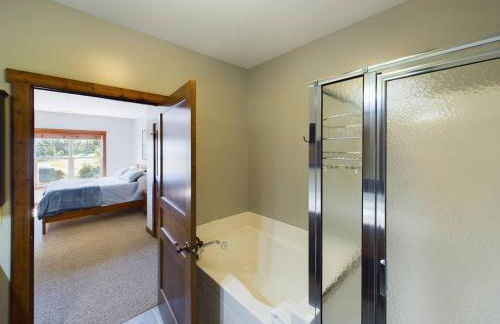 Soaring Eagle Ski-in - Ski-out Condo with Hot Tubs - Foto 10