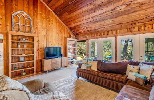 Hill country gem with private pool, deck, firepit, Ping-Pong, foosball, & WiFi - Photo 5