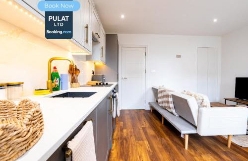 3BR Flat By Pulat Short Lets & Serviced Accommodation London With Pool Table, SmartTV & AC - Foto 28