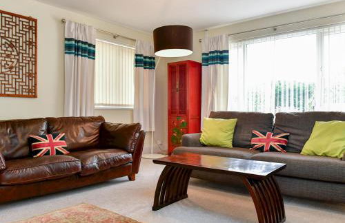 Spacious 4 Bedroom home with Parking Garden - Pass the Keys - Foto 6