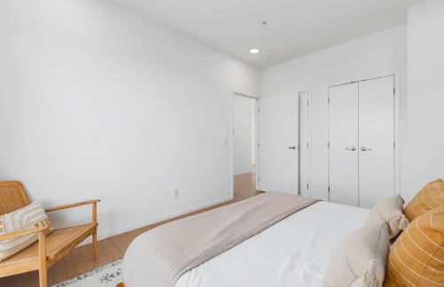 Penthouse Condo on River with Garage and Patio, Walk Downtown - Foto 25