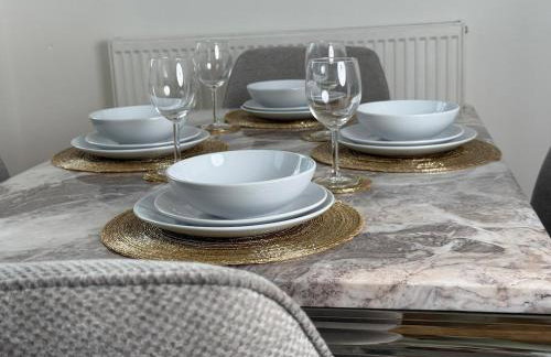 Spacious 3 Bed House Perfect for Contractors & Families with free Wi-fi and Parking - Foto 31