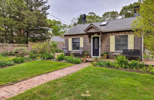 Cute East Hampton Cottage with Patio - Walk to Beach - Foto 24