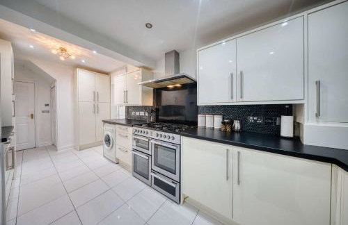 Modern 3BR Manchester Home Sleeps 7 Parking - Foto 38