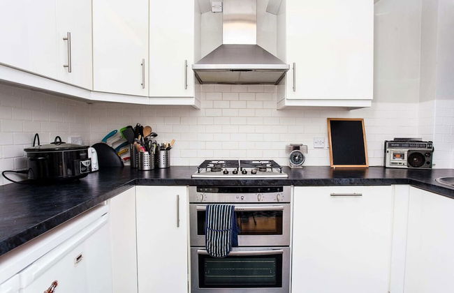 Charming Peaceful 2 Bed with Parking and Garden - Photo 10