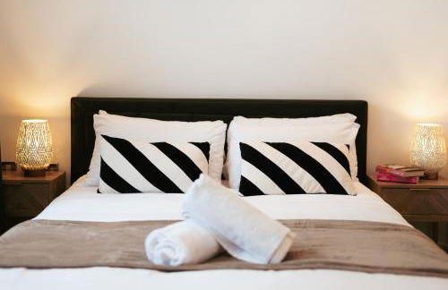 Central & Chic Flat-Sleeps 4-By FabAccommodation - Foto 16