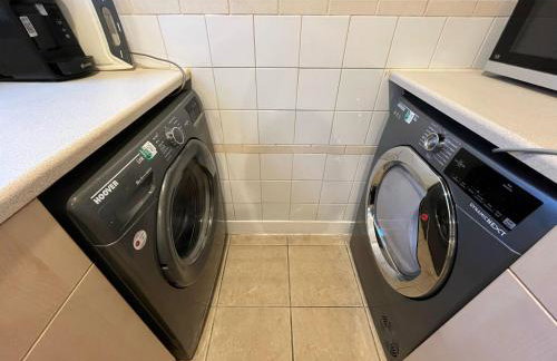 Spacious 2-Level Home by the Beach & Transport - Foto 25