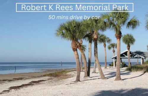 Walk to Downtown - 7min to beach - King bed & Free parking - Foto 42