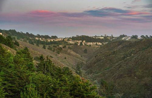 Charming 2BR Coastal Getaway in Pacifica - Photo 10