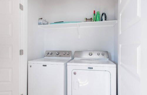 Explore the River Walk from Artsy Designer Retro Chic Home - Foto 34