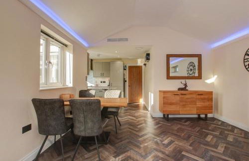 Hunters Cottage - Luxury, high end, hot hub, AC, slipper bath, couples retreat - Photo 62