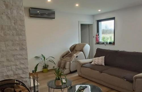 Four Bedroom Holiday House Mali Raj with Pool - Photo 4