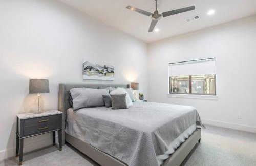 Uptown Modern with Private Patio & 1Gbps Wi-Fi - Foto 49