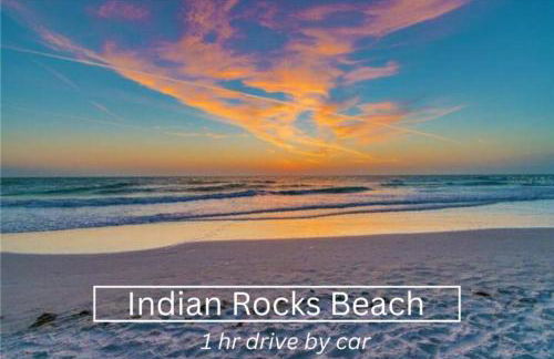 Walk to Downtown - 7min to beach - King bed & Free parking - Foto 50