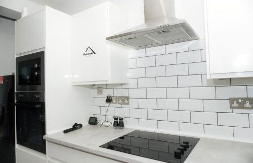 Luxury 3-Bedroom Home , with Free parking - Photo 11