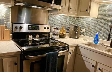 Cozy Downtown Cottage - Parking, Pet Friendly! - Foto 6