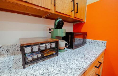 The Orange Lounge - 8 min to KU & Mass - Photo 4