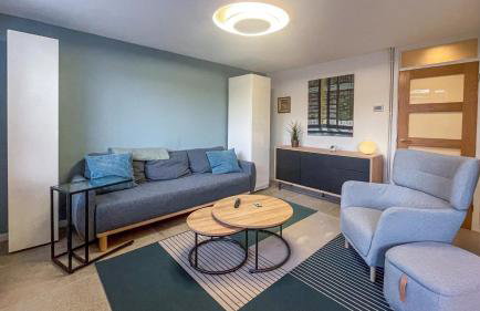 Newtown Contemporary Stay with free parking & garden - Photo 3