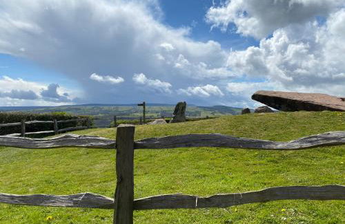 Luxury Railway carriage with own private hot tub - Photo 14