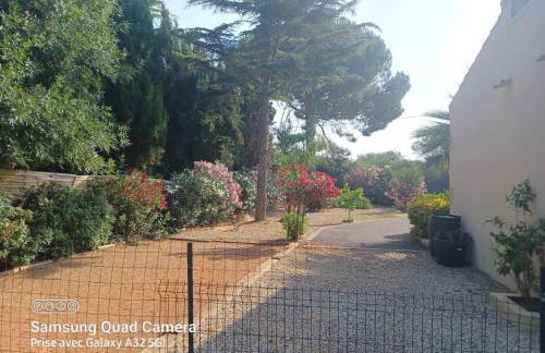 Magnifique villa avec piscine 10x5 m sur 1800m2 de terrain avec parking privatif cuisine recente equpee 3 chambres dont 2 parental au rdc avec wc separe pas de vis à vis terrain de petanque bbq climatisation jeux enfants - Photo 5