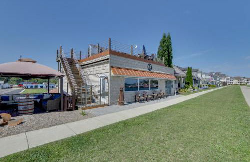 Lakefront Home with Rooftop Deck, Grill, Games! - Photo 9