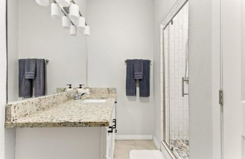 Spacious Retreat with Pool & Hot Tub - 10 Minutes to Downtown - Foto 36