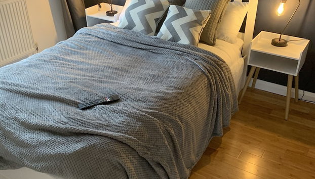 4 bed family home wifi, netflix, parking, close to wicksteed park - Foto 2, Habitación