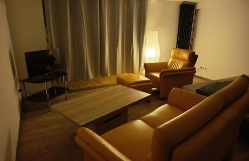 100 qm Apartment,WLAN, TV free Parking,24 h check-in, ,full kitchen,Untergeschoss ,3 Schlafzimmer -Wohnzimmer integriert - Foto 7