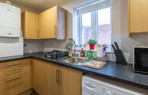 The Vogue Stay, 3 Bedrooms, 2 bathrooms, Ideal for JR & Oxford Hospitals, FREE CarPark, Conveniently located for Ring Road access, 2 miles from Oxford City Centre easy car & bus route - Foto 12