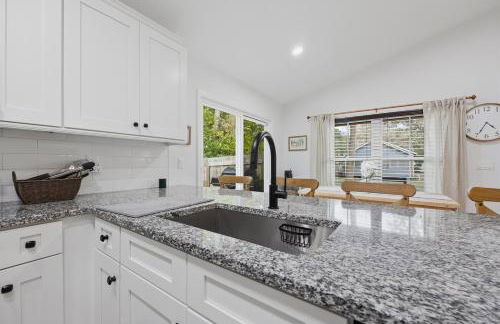 Cozy Coastal Cottage Minutes to Beach and Downtown - Foto 26