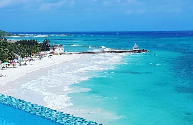 Je Suis Jamaica - 4 B R Beachfront Villa w Staff - Photo 12