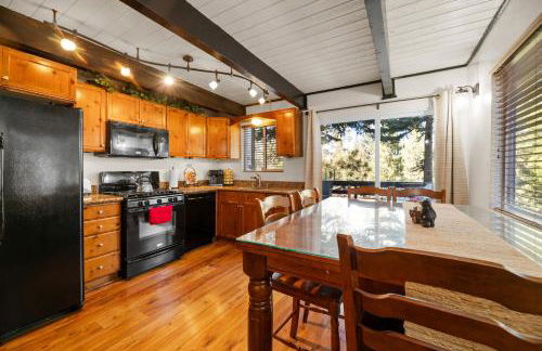 Entire Cabin, Walk to Ski Slopes, Hot Tub, Pet Friendly, Fast WiFi, 2 Parking, 2 Fireplace, Wash & Dryer, Fenced, Fire Pit, BBQ, Hike, Golf, Zoo - Foto 20