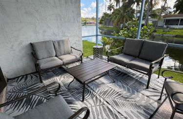4bdrm Waterfront salt water Pool home with Outdoor theater Game Rm Make up vanities in every room Perfect for Game days and concerts trips to Miami Hard rock stadium and hotel 15 mins away - Foto 8